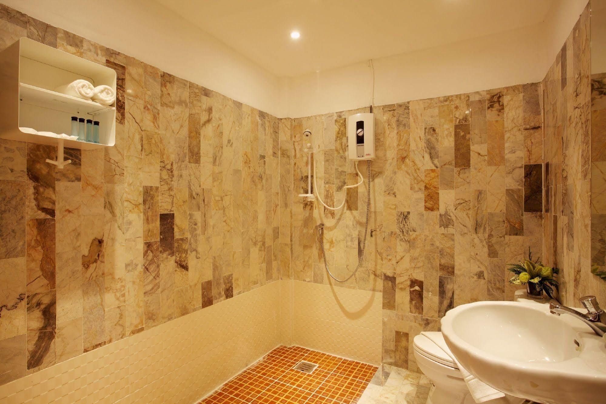 Safari Beach Hotel Patong Dış mekan fotoğraf
